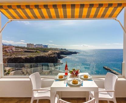 Foto de las vistas al mar desde el balcón del apartamento.