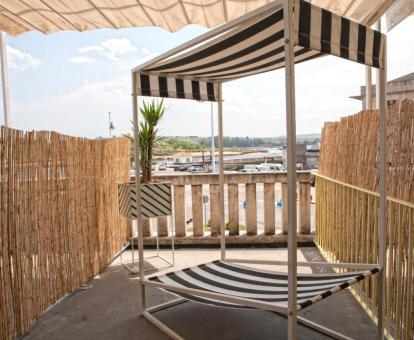 Foto de la terraza con vistas al mar de una de las habitaciones.