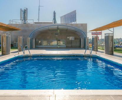 Foto de la piscina climatizada al aire libre del hotel.