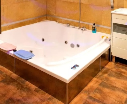 Foto de la bañera de hidromasajes privada de una de las suites del alojamiento.