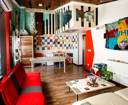 Interior de una de las modernas y coloridas suites del alojamiento.