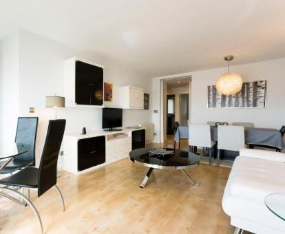 Foto de las instalaciones de este hotel con vistas al mar.