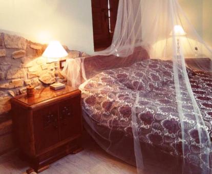 Foto de la Habitación con cama grande y bañera de hidromasaje.