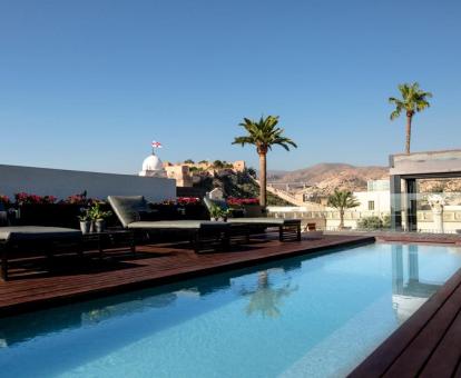 Foto de la piscina al aire libre disponible todo el año de este coqueto hotel.