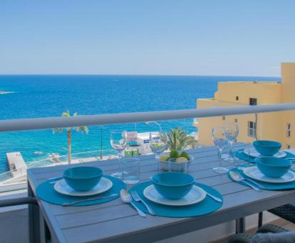 Foto de la terraza con vistas al mar del apartamento.