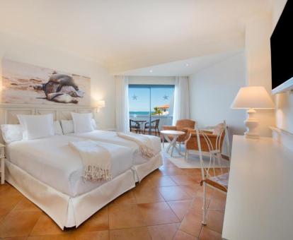 Foto de una de las luminosas habitaciones con vistas al mar del hotel.