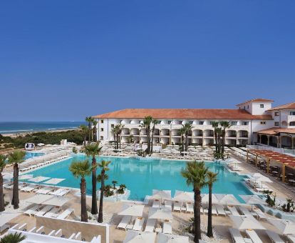 Edificio de este maravilloso hotel con piscina en primera línea de playa.