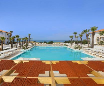 Foto de la amplia piscina con solarium y vistas al mar de este hotel.