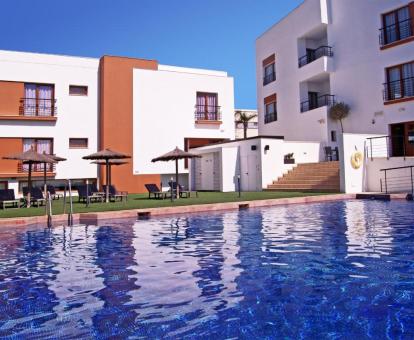 Foto de la piscina al aire libre disponible todo el año del alojamiento.