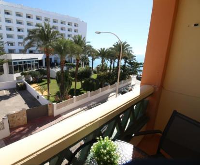 Foto del balcón amueblado con vistas al mar y a la calle de uno de los apartamentos.