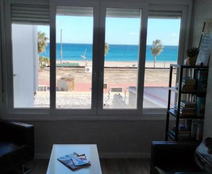 Foto de las instalaciones de este hotel con vistas al mar.