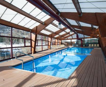 Foto de la piscina cubierta con vistas a la naturaleza disponible todo el año.