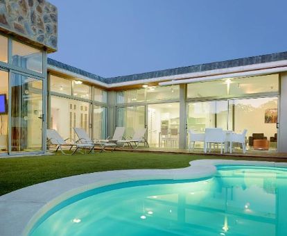 Una de las modernas villas con piscina privada exterior del complejo.