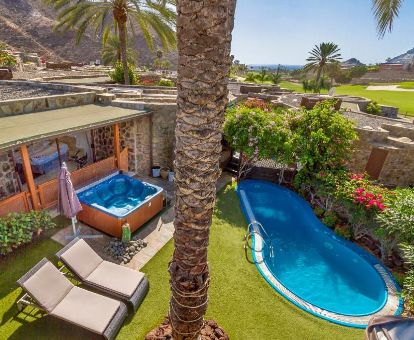 Vista aérea del jardín de la villa The 19th de este complejo, con piscina privada y jacuzzi privado al aire libre.