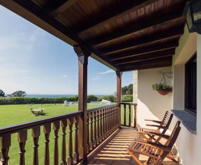 Foto de la terraza con vistas al mar de uno de los apartamentos.