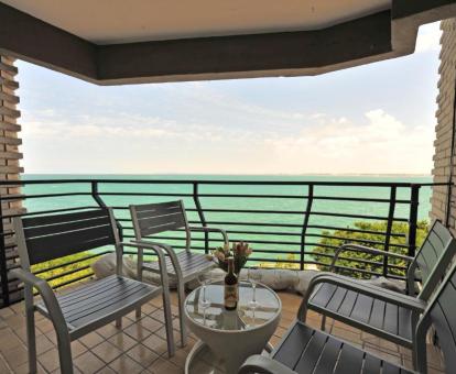 Foto del balcón con mobiliario exterior y vistas panorámicas al mar de este apartamento.