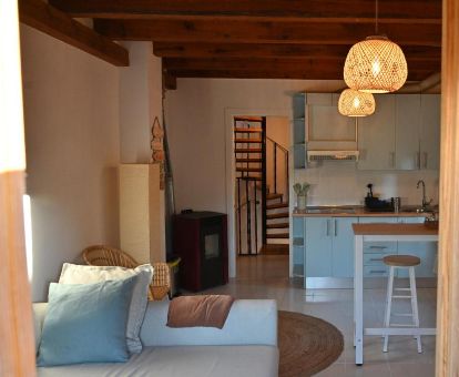 Interior de este acogedor apartamento moderno ideal para parejas.