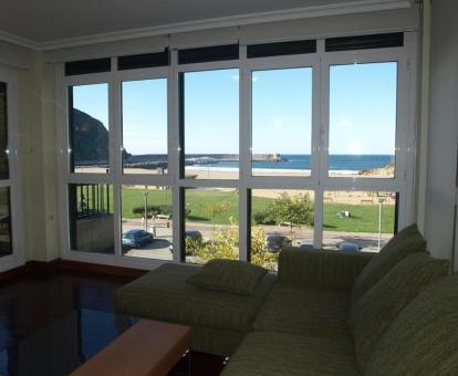 Foto de las instalaciones de este hotel con vistas al mar.