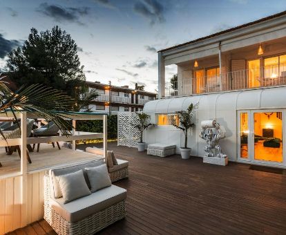 Agradable espacio exterior con terrazas y mobiliario de este hotel solo para adultos.