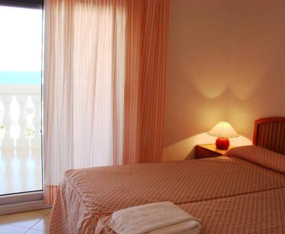 Foto de una de las habitaciones con vistas al mar de este complejo de apartamentos.