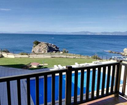 Foto de las instalaciones de este hotel con vistas al mar.