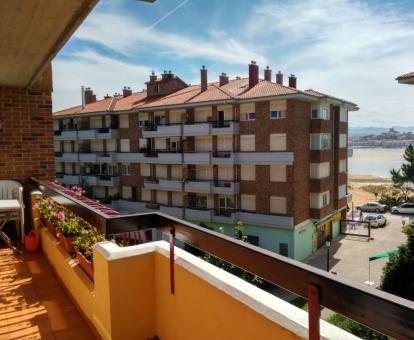 Foto del balcón con vistas al mar de este apartamento.