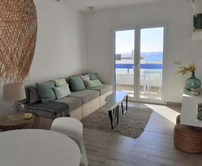 Foto de las instalaciones de este hotel con vistas al mar.