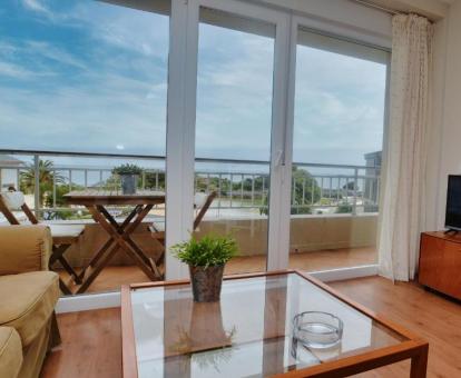 Foto de la sala de estar acristalada con vistas al mar del apartamento.