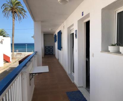 Foto de las instalaciones de este hotel con vistas al mar.