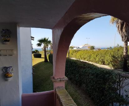 Foto del balcón con comedor exterior y vistas al mar del apartamento.