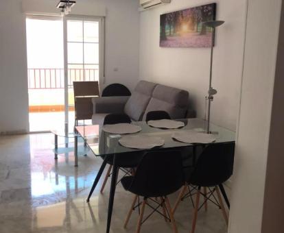 Foto de las instalaciones de este hotel con vistas al mar.