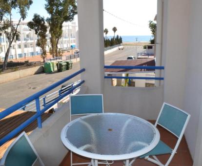 Foto de las instalaciones de este hotel con vistas al mar.