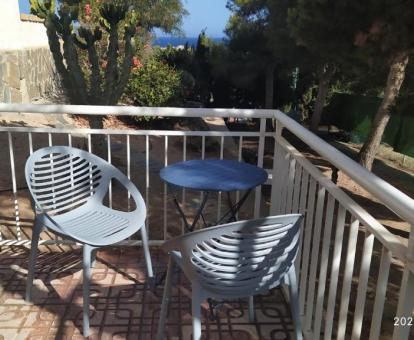 Foto de la terraza amueblada con vistas al mar desde apartamento.