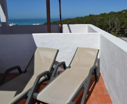 Foto de la terraza solarium con vistas al mar de este apartamento.