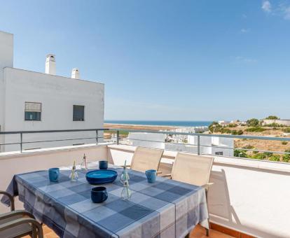 Foto de la terraza con comedor exterior de este apartamento independiente.
