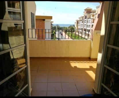 Foto de la terraza con vistas al mar de este apartamento.