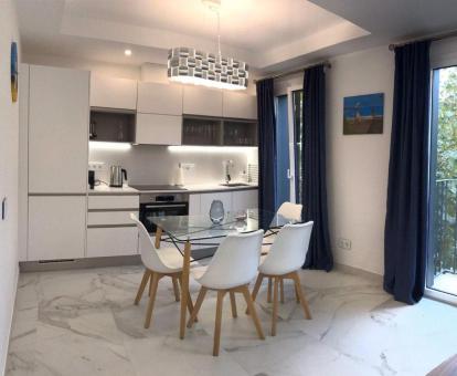 Foto de las instalaciones de este hotel con vistas al mar.