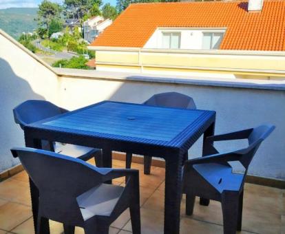 Foto de la terraza con vistas al mar y a la naturaleza del apartamento.