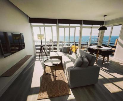 Foto de las instalaciones de este hotel con vistas al mar.