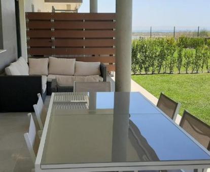 Foto de la terraza con vistas al mar y a los alrededores del apartamento.