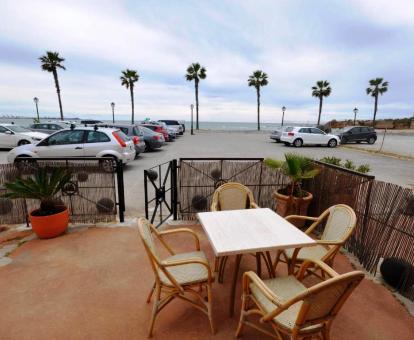 Foto de la terraza privada con vistas al mar de este apartamento.