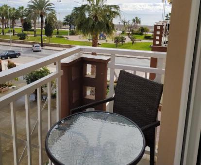 Foto del balcón amueblado con vistas al mar de este apartamento.
