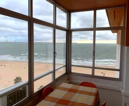 Foto del balcón acristalado con vistas al mar de este apartamento.