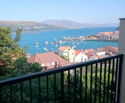Foto de las vistas al mar desde el balcón del apartamento.