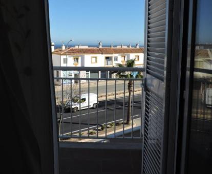 Foto de las instalaciones de este hotel con vistas al mar.