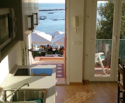 Foto del interior de este apartamento con terraza y vistas al mar.
