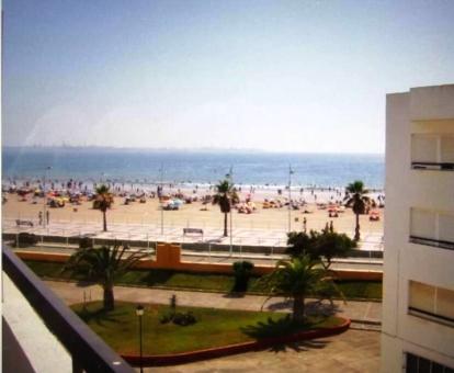 Foto de las vistas al mar desde el balcón de este apartamento.