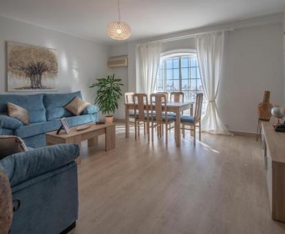 Foto del salón comedor de este coqueto apartamento con vistas al mar.