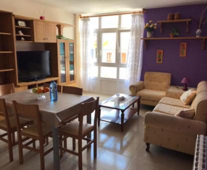 Foto del interior de este apartamento con vistas al mar.