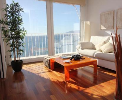 Foto de la sala de estar con vistas al mar de este luminoso apartamento.